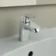 Waschtischarmatur von Ideal Standard in Chrom mit flachem Auslauf und Griff zur Regulierung des Wasserflusses auf einer weißen Oberfläche montiert.
